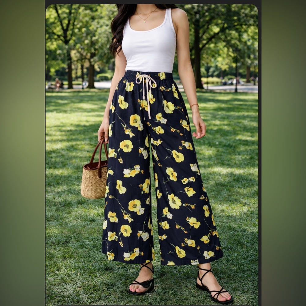 NWT Moon River Navy Floral Pants..Size Small
